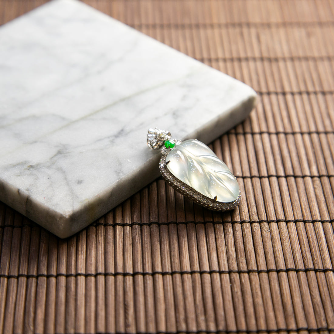 18K白金鑲鑽天然緬甸翡翠玻璃種冰白葉片吊墜