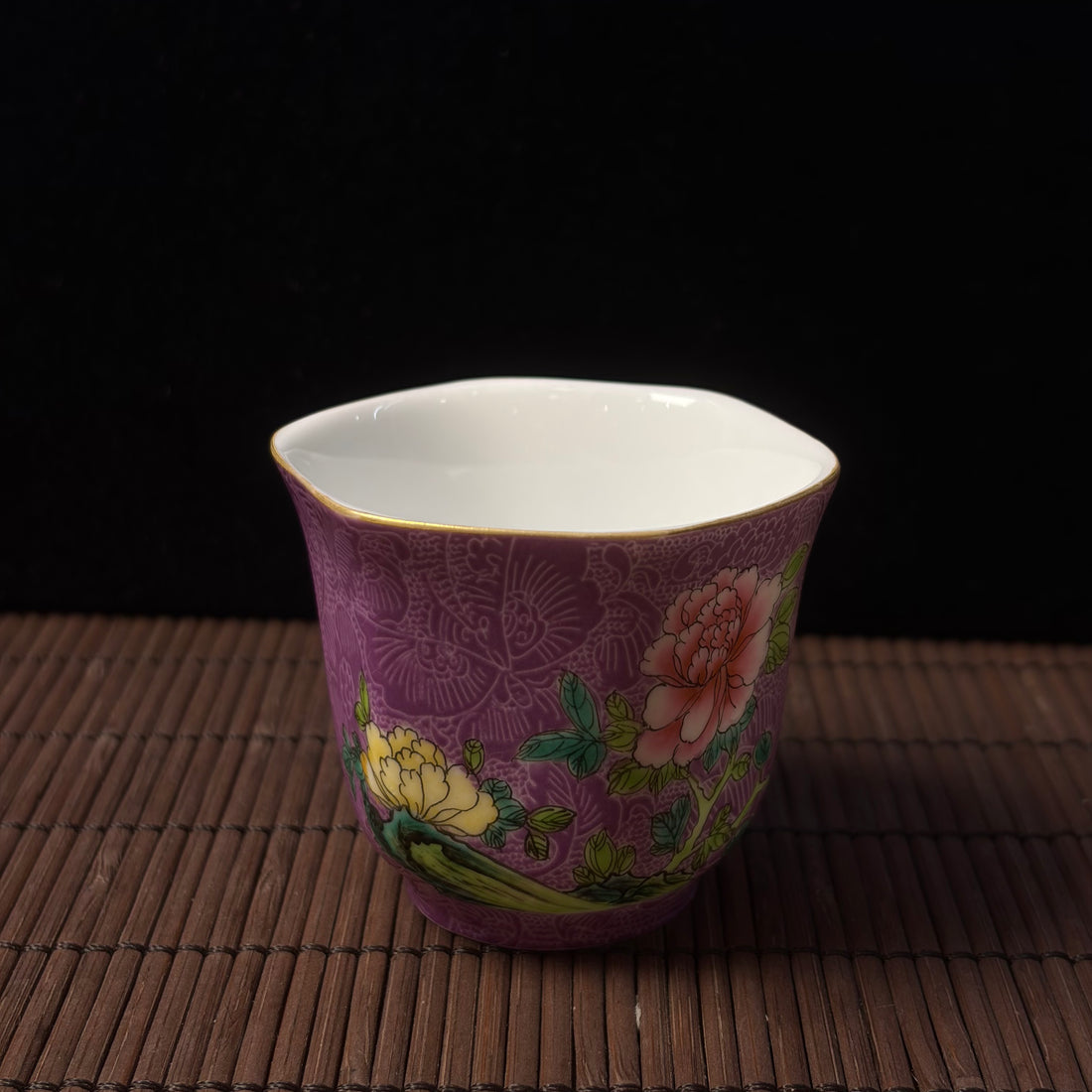 景德鎮扒花釉上彩紫色茶杯一隻
